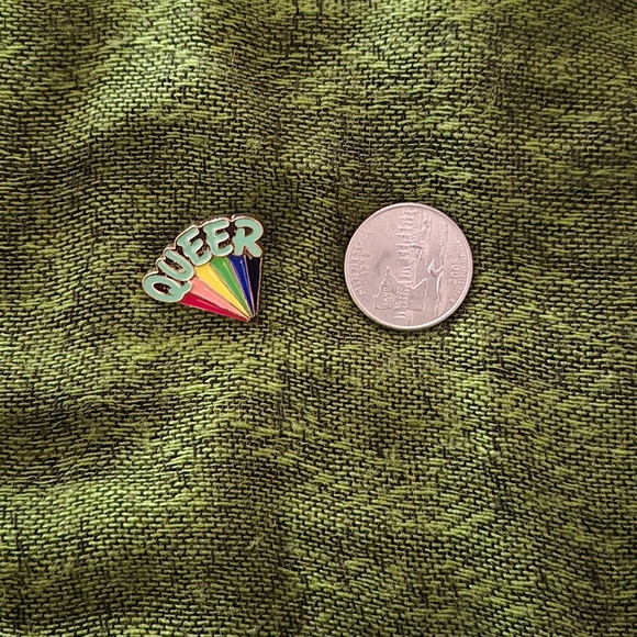 PRIDE Queer Rainbow Pin LGBTQ - Picture 2 of 2